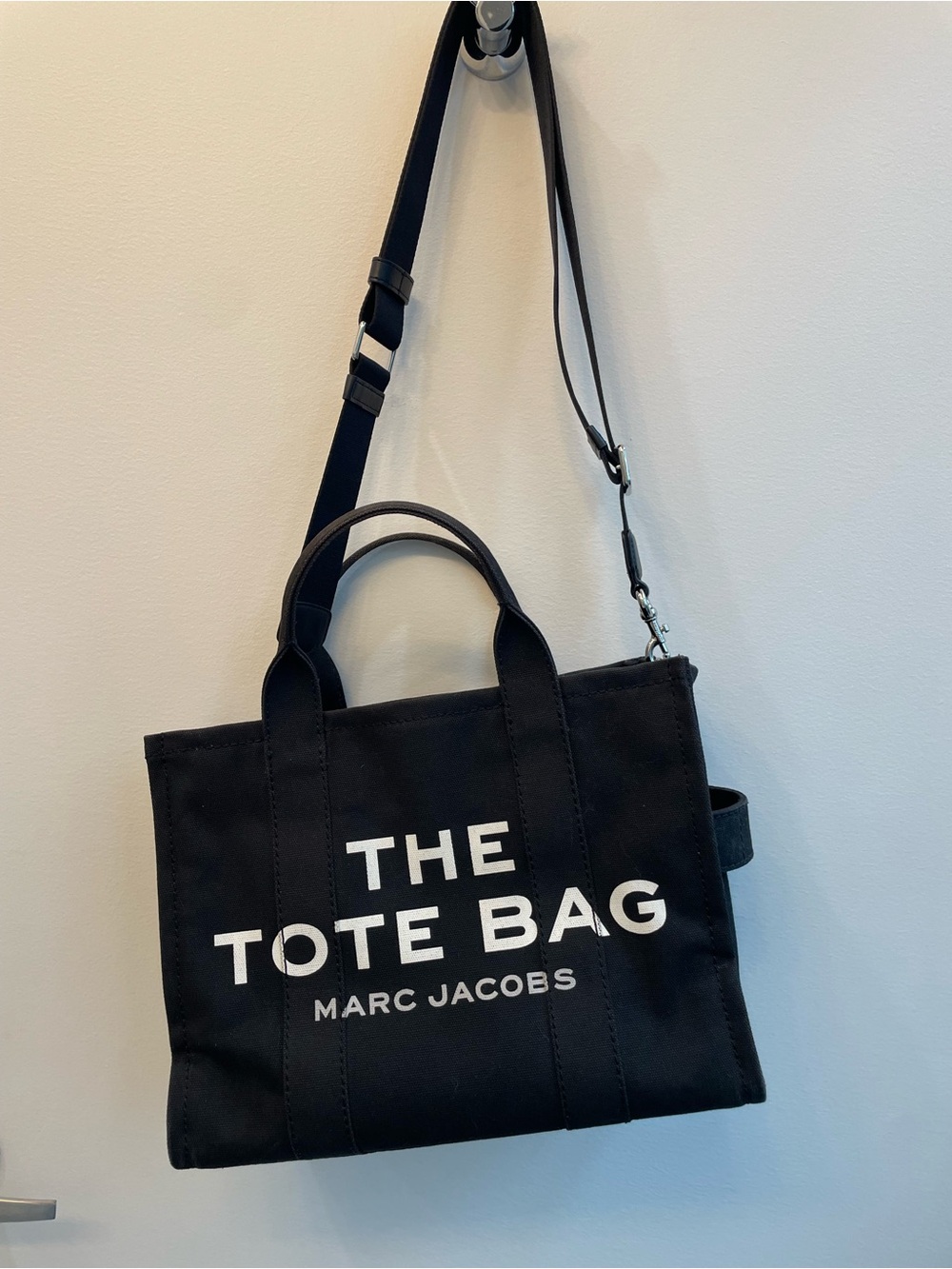 Marc Jacobs Black 'The Tote Bag' Messenger Tote Medium with Extra Logo Strap - Picture 6 of 16